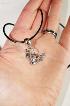 Halskette "Presenting Bat" Fledermaus Lederkette