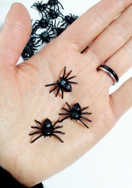 15 schwarze Deko mini Spinnen